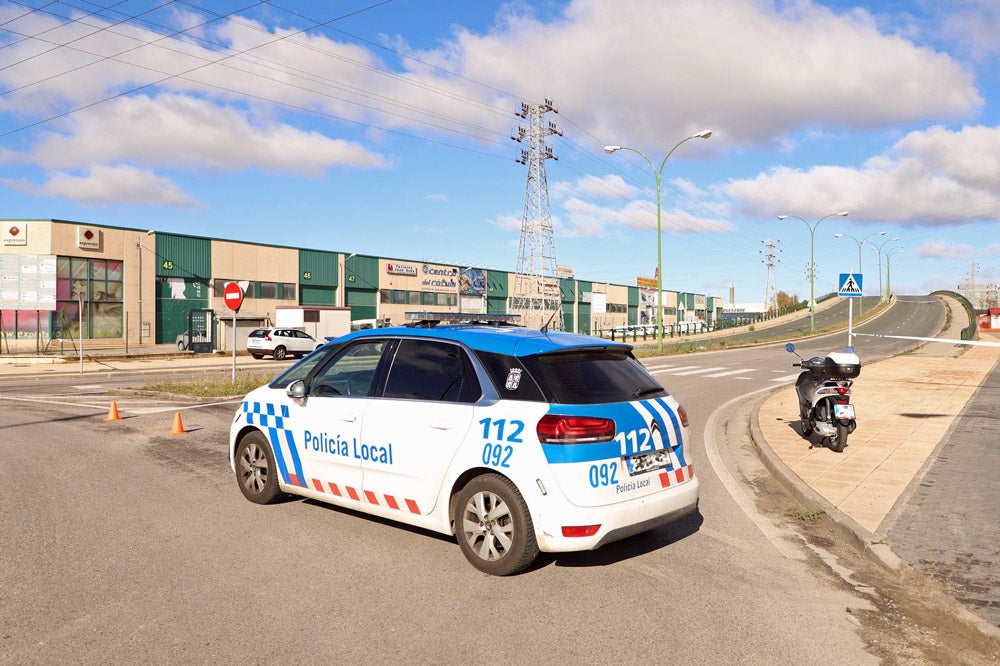 Un cable de alta tensión cruza el puente, tras desprenderse un anclaje