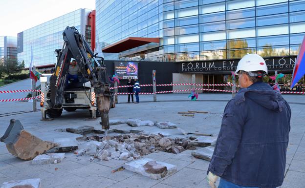 Una avería eléctrica obliga a levantar el pavimento frente al Fórum Evolución