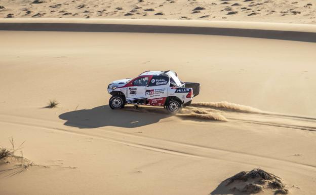 Alonso prueba el escenario del Dakar