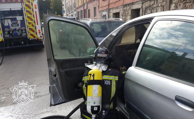 Los Bomberos de Burgos sofocan un incendio en un coche en la calle Felipe de Abajo