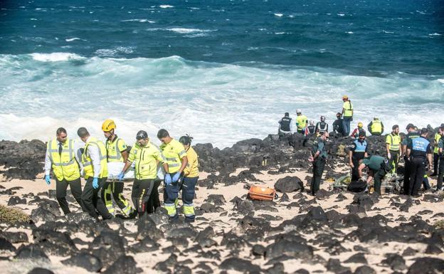 Se elevan a nueve los migrantes fallecidos de la patera que volcó en Lanzarote