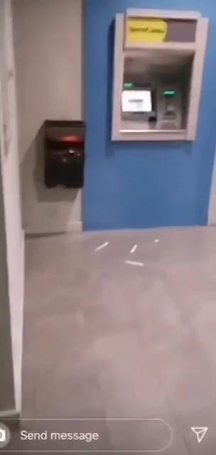 Queman una papelera en un cajero en el que dormía un sin techo en Aranda y suben el vídeo a las redes