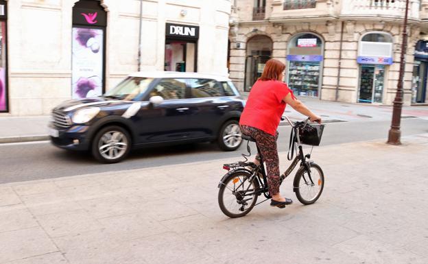 Los ciclistas que circulen por aceras serán advertidos hasta que entre la ordenanza de Movilidad