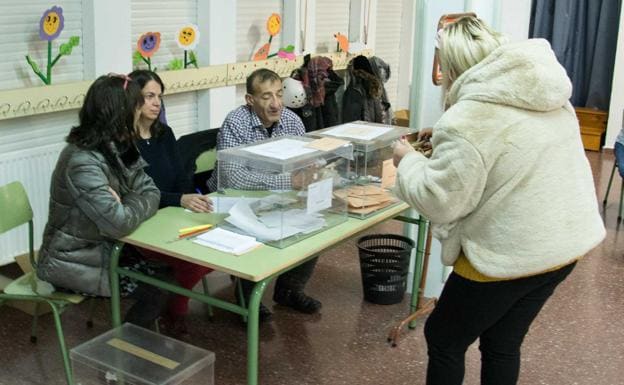 Un corzo y la nieve provocan en Burgos tres accidentes que retrasan el comienzo de la jornada electoral