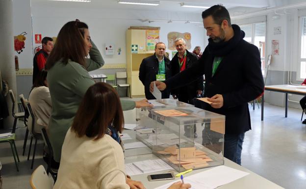 Martínez vota con «ilusión» y «optimismo», esperando que se pueda votar este domingo «con libertad» en España