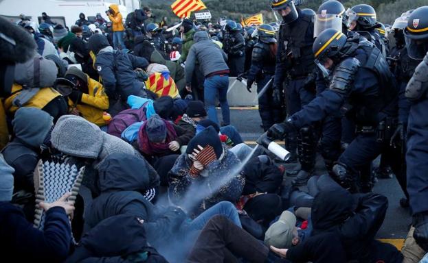 Francia desaloja la frontera pero Tsunami continúa las escaramuzas