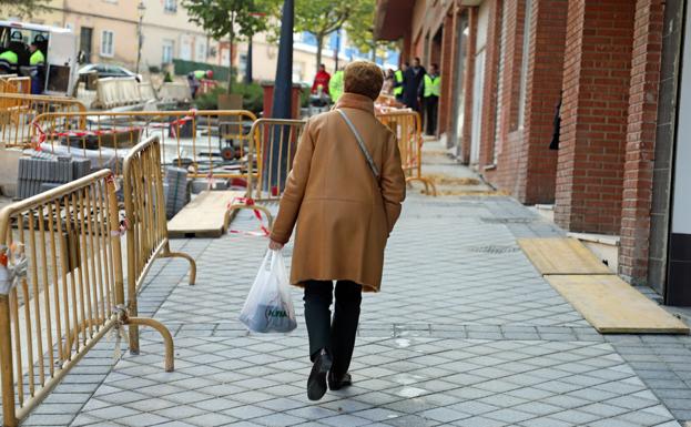 La calle San Zadornil de Burgos se 'viste' de pavimento antideslizante