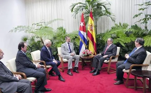 El Rey cierra su visita a Cuba con un encuentro sorpresa con Raúl Castro