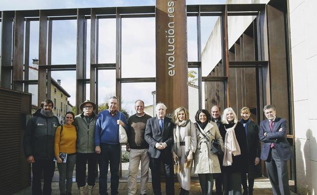 La cónsul de España en Dallas y una delegación de mecenas y periodistas norteamericanos visitan Atapuerca