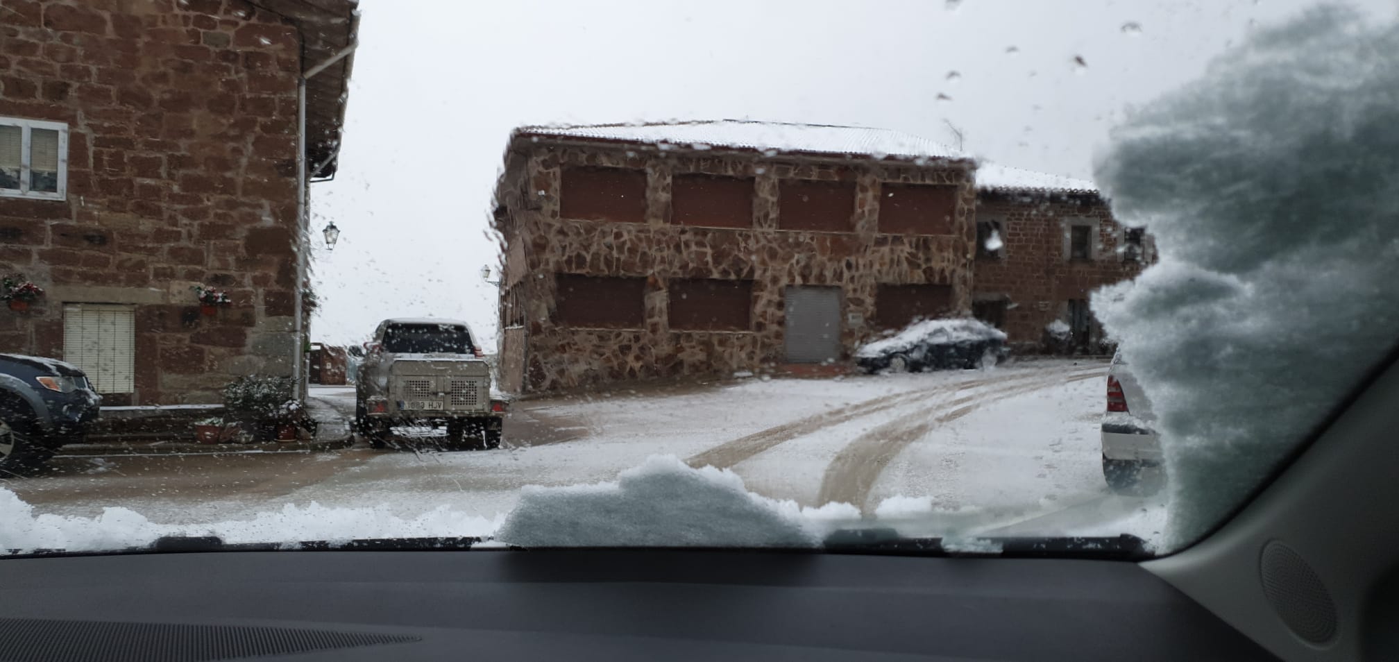 La nieve empieza a caer en Burgos, que mantiene las alertas este viernes
