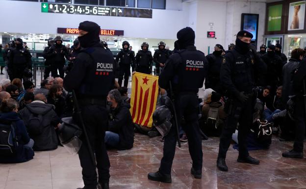 Los CDR desconvocan la protesta en Sants sin haber bloqueado la estación