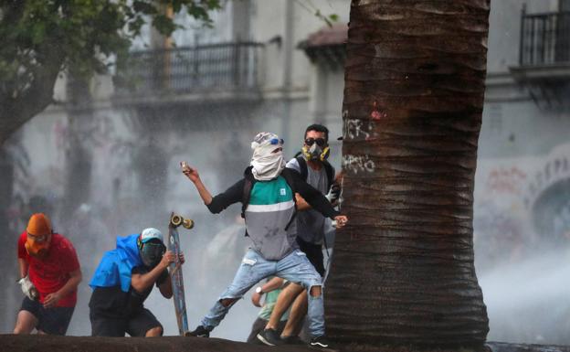 Vivir entre nubes de gas lacrimógeno, otra cara de las protestas en Chile