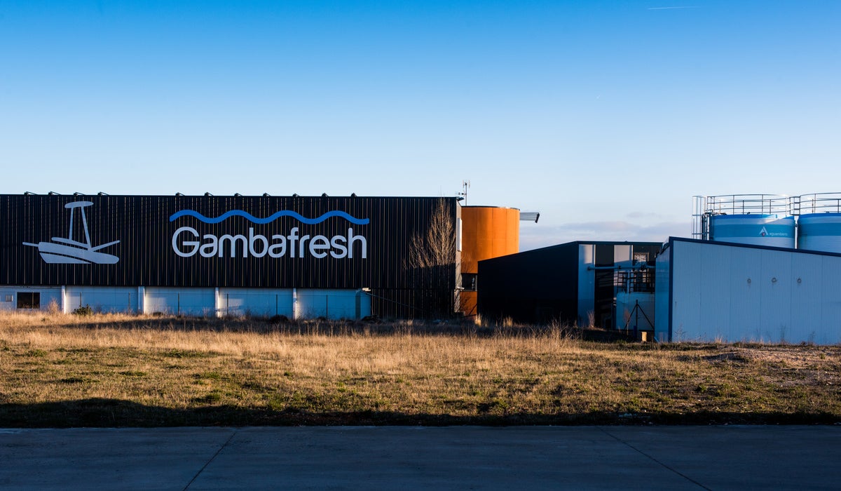 Herido grave un trabajador de Gambafresh tras caerle en la cabeza parte del tejado