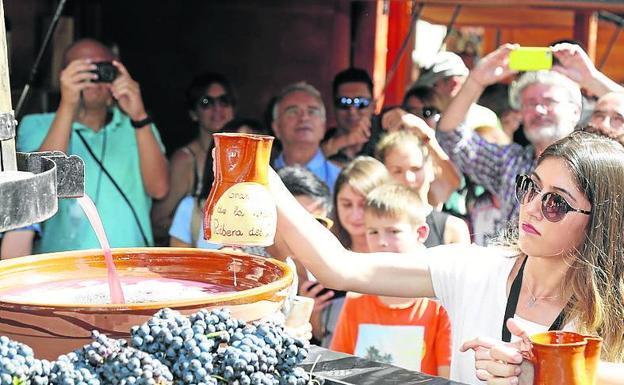 Aranda de Duero se presenta como Ciudad europea del vino en Intur con la realización de un mural alegórico y catas ciegas