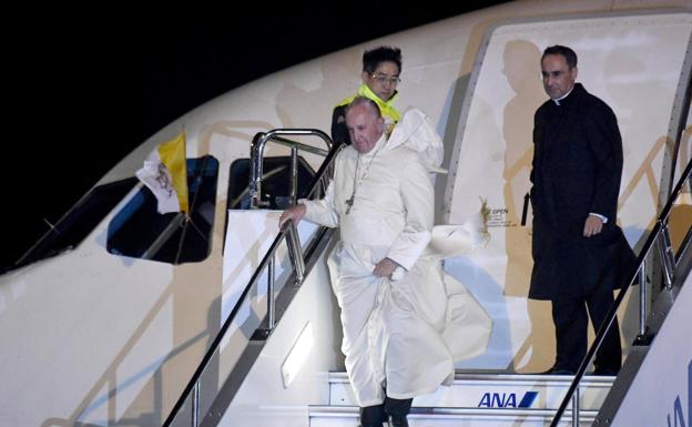 El papa llega a Japón y en el vuelo envía telegramas a China, Taiwán y Hong Kong