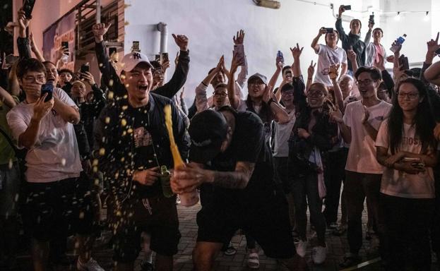 Las urnas avalan las protestas en Hong Kong