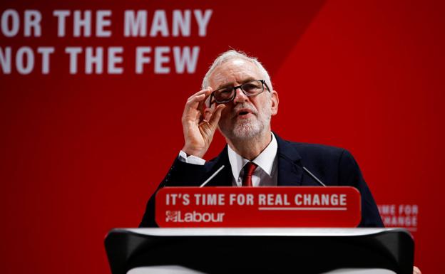 El rabino mayor entra en campaña con un brutal ataque a Corbyn