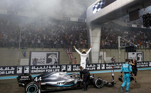 Hamilton culmina una temporada de oro en Abu Dabi