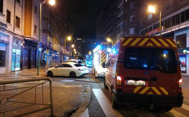 Los bomberos sofocan un incendio en una habitación de la calle Ana Lopidana