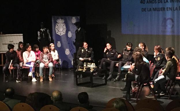 Celebran los 40 años de la incorporación de la mujer al CNP y del CEIP Fernando de Rojas con un coloquio entre alumnos y policías