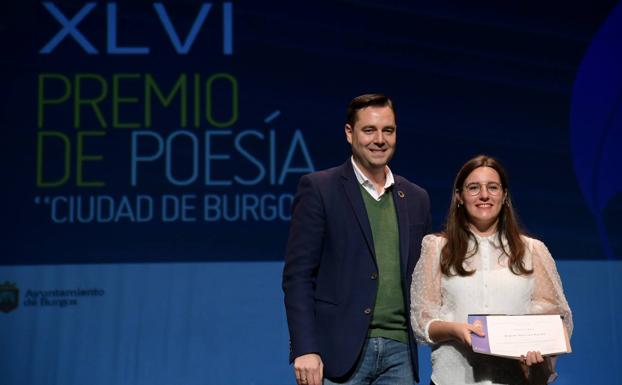 La escritora jienense Begoña Moreno Rueda recoge el XLVI Premio de Poesía Ciudad de Burgos