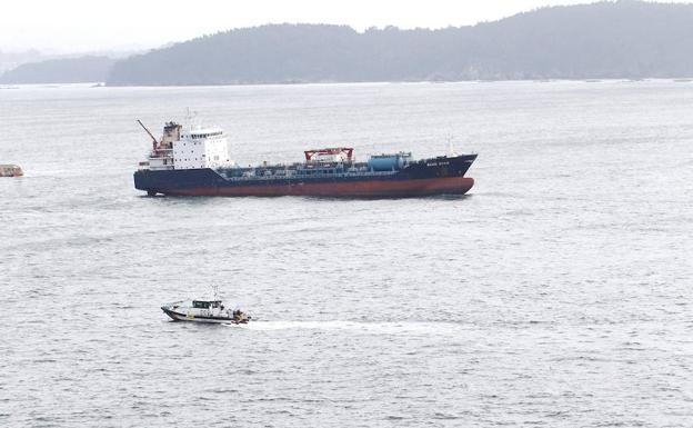 El Blue Star atraca en el puerto exterior de Ferrol tras ser reflotado