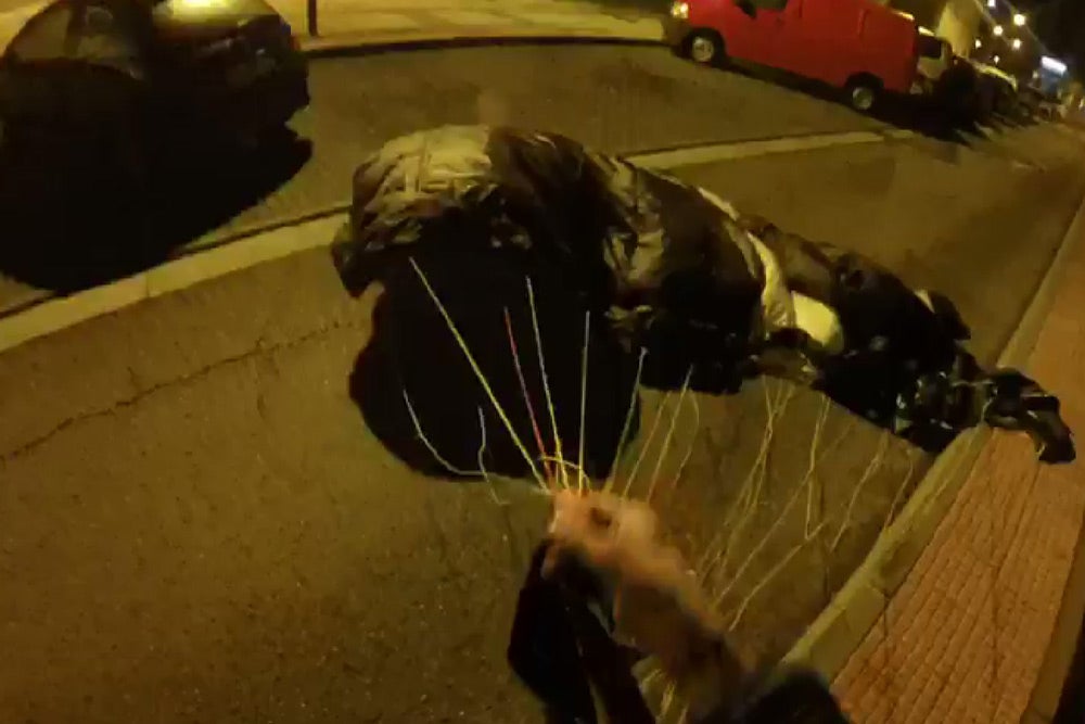 Un inconsciente paracaidista salta desde lo alto de un edificio de Burgos