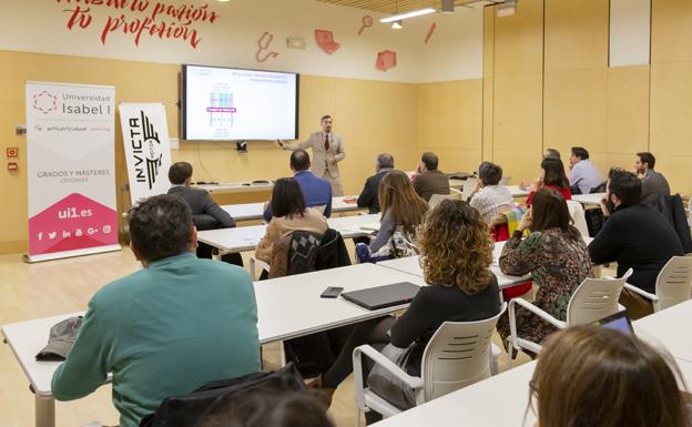 La Universidad Isabel I acoge una jornada sobre el reto de la Movilidad Sostenible en Burgos