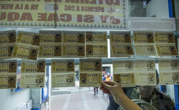 Luz y taquígrafos para compartir un décimo del premio Gordo de la Lotería de Navidad