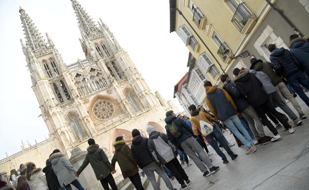 Más de 1.200 miembros de la comunidad educativa Marista rodean la Catedral de Burgos en la XXV Navimarcha