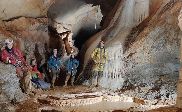 El Grupo Espeleológico Niphargus 'sale de la cueva' para celebrar sus 50 años con los burgaleses
