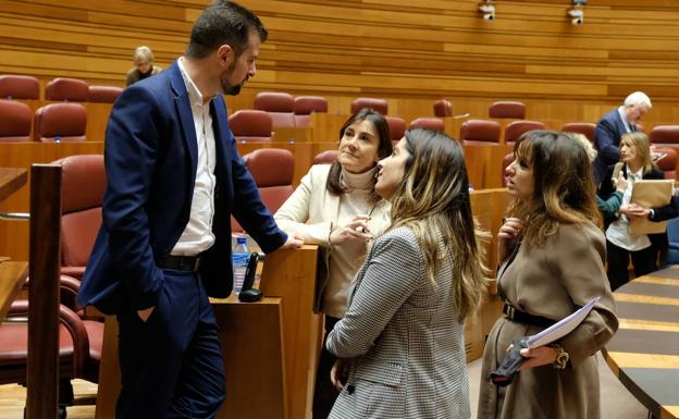 Tudanca sostiene que todos los barones del PSOE defienden la Constitución y De la Hoz lo acusa de «cobarde»