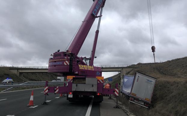 Carril cortado en la AP-1 por el rescate de un trailer en el tramo entre Pancorbo y Briviesca