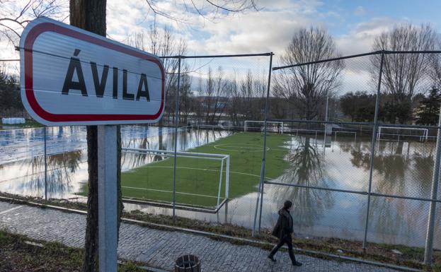 Carreteras inundadas y ríos en alerta por el temporal en Castilla y León