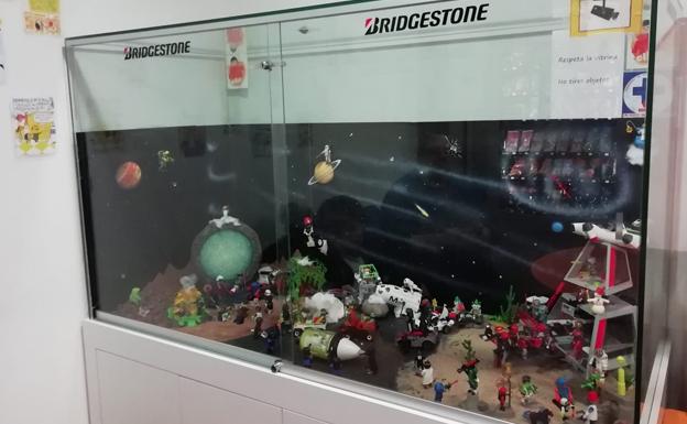 Bridgestone lleva un Belén 'espacial' con clicks de Playmobil al Hospital Universitario de Burgos