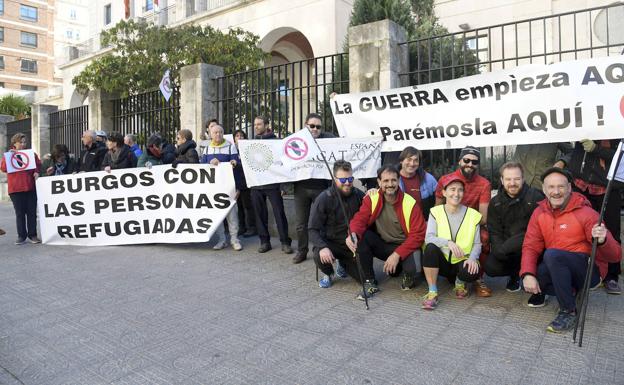 Una treintena de personas se concentra en Burgos para denunciar el tráfico de armas y pedir el cese de ventas a Arabia Saudí