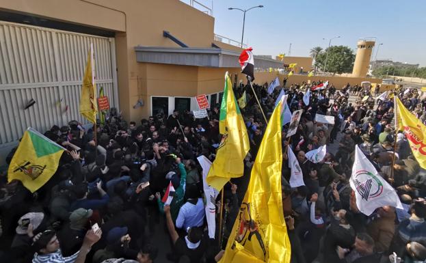 Miles de manifestantes cercan la Embajada de EE UU en Bagdad