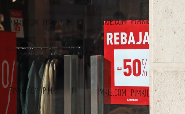 Las rebajas llegan cargadas de artículos para que los burgaleses puedan seleccionar incluso sus regalos de Reyes