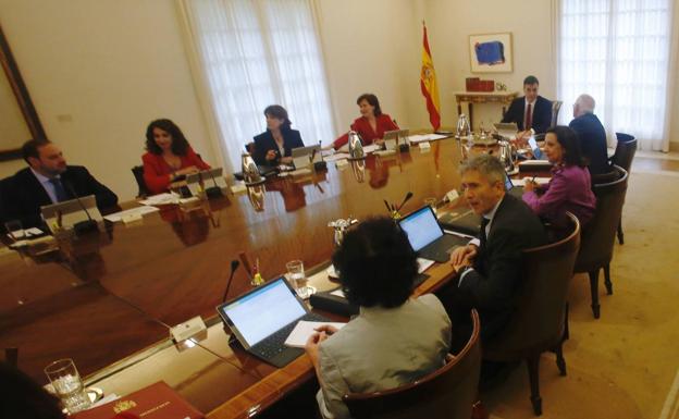 Más de ocho meses de vértigo e interinidad en la Moncloa