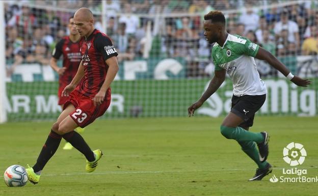 El Mirandés en racha recibe a un Racing con urgencias