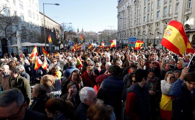 La manifestación contra la investidura de Sánchez llega a las puertas del Congreso