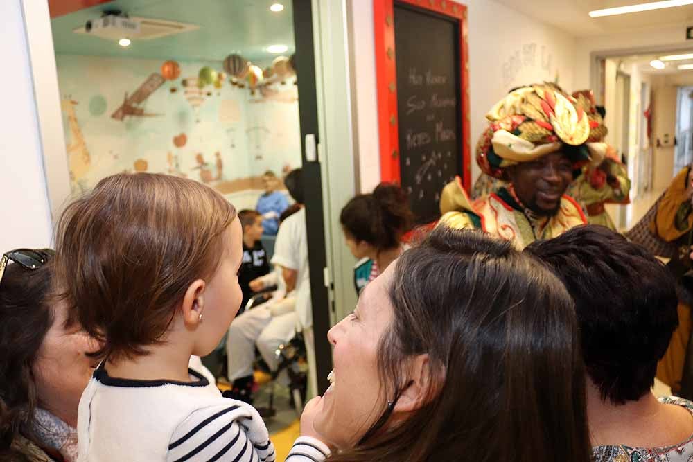 Los Reyes Magos han visitado a los niños hospitalizados en el HUBU