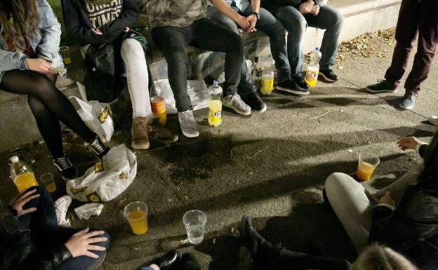 Un 33,5% de los estudiantes de entre 14 y 18 años de Castilla y León se ha 'atracado' de alcohol en el último mes