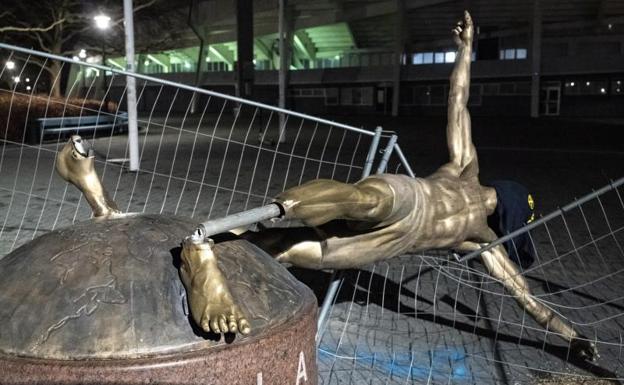 Destrozan la estatua de Ibrahimovic en Suecia