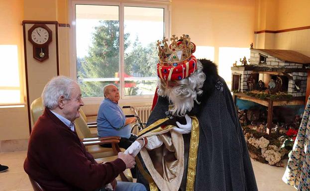 Los Reyes Magos visitan a los mayores de la residencia Teresa Jornet y a los niños hospitalizados a su llegada a Burgos