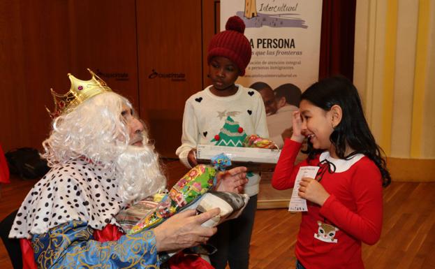 Los Reyes Magos visitan a 130 niños burgaleses en situación de vulnerabilidad