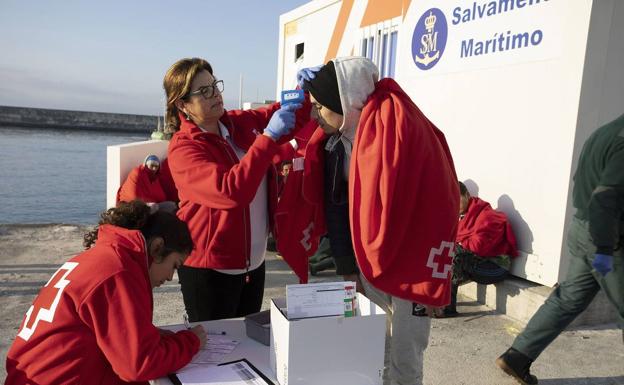 Muere el bebé que nació en una patera a la deriva camino de Canarias