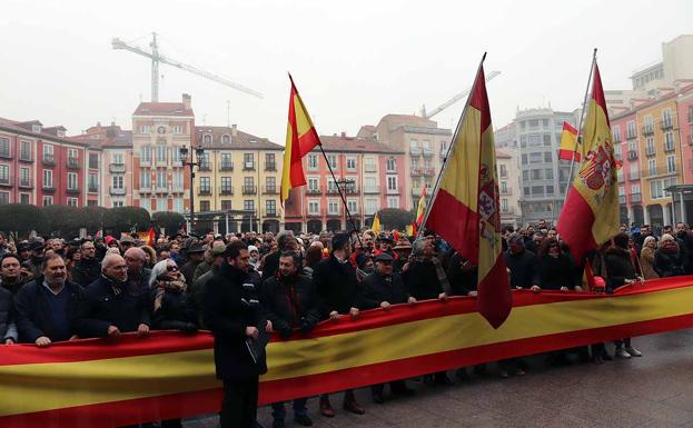 Centenares de personas secundan en Burgos la concentración de Vox por la identidad de España y contra el Gobierno de Sánchez