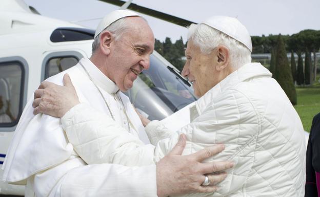 La oposición a Francisco utiliza a Benedicto XVI para evitar cambios en el celibato sacerdotal