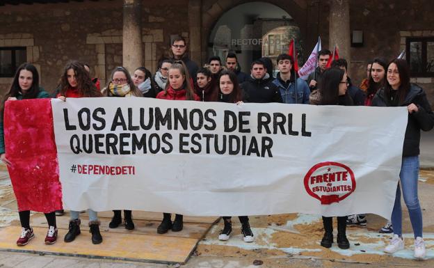 Los alumnos de laborales afirman que «están jugando» con su carrera tras la sentencia que impide impartir el grado